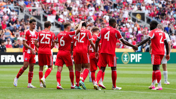 Musiala celebra con sus compañeros uno de sus tres goles. Musiala celebra con sus compañeros uno de sus tres goles.