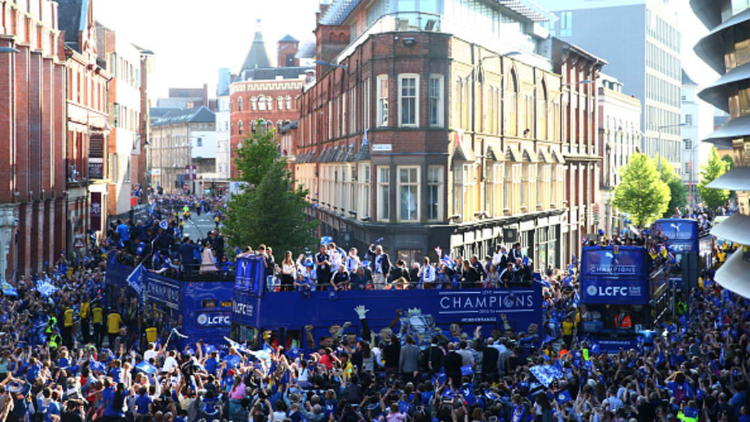 Leicester City tomó sus calles. Desde 2012, cuando encontraron bajo un estacionamiento los restos del rey Ricardo III, no ocurría algo tan grande como el título de su club en la Premier League.