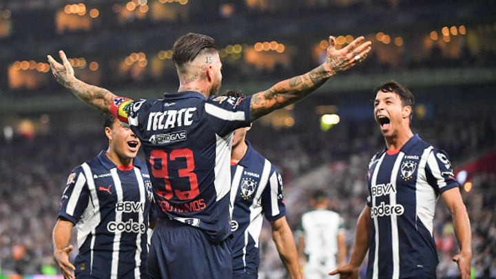 Sergio Ramos celebra un tanto de Monterrey junto a Oliver Torres. 