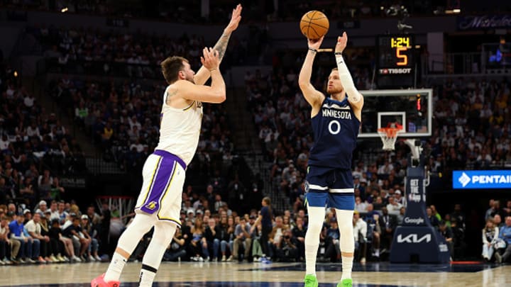 Donte DiVincenzo lanzando por encima de Luka Doncic.