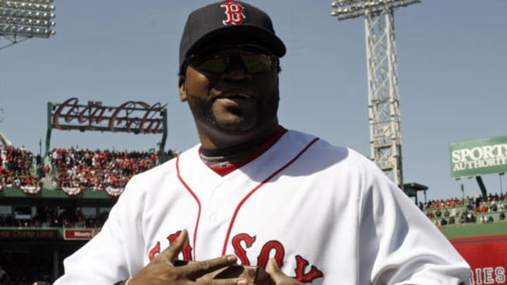 David Ortiz muestra sus anillos de las Series Mundiales de 2004 y 2007.