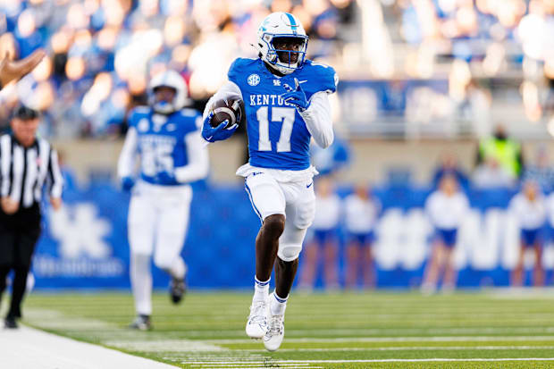 Kentucky Wildcats wide receiver Hardley Gilmore IV (17) carries the ball.