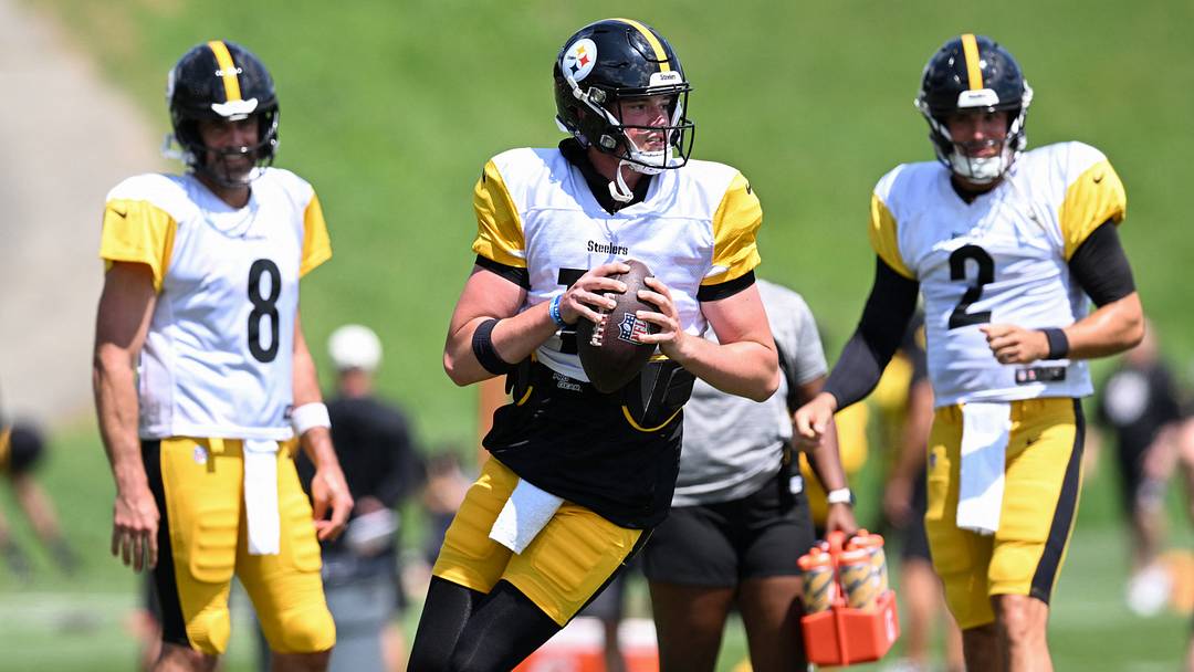 Aug 03, 2026; Latrobe, PA, USA;  Pittsburgh Steelers quarterback Drew Allar (16) looks to pass as quarterbacks Aaron Rodgers (8) and Mason Rudolph (2) look on during a practice session at Training camp at Saint Vincent College. Mandatory Credit: Barry Reeger-Imagn Images