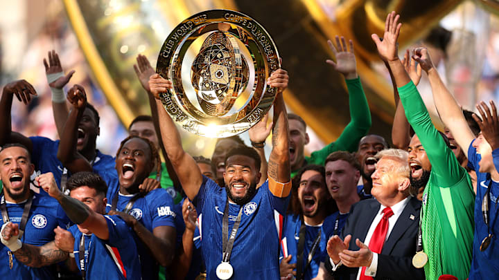 Donald Trump s'est invité à la célébration du trophée des Blues. Donald Trump s'est invité à la célébration du trophée des Blues.