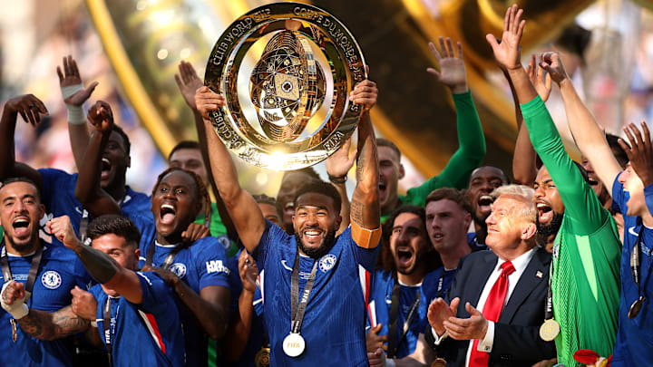 Reece James stemmt die Klub-WM-Trophäe in die Luft Reece James stemmt die Klub-WM-Trophäe in die Luft