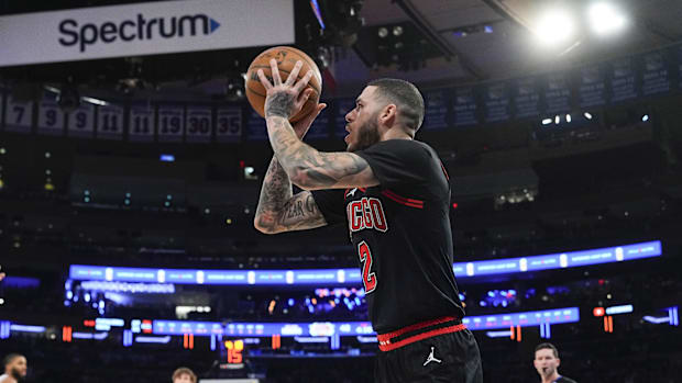 The playmaker of Chicago Bulls, Lonzo Ball (2), draws a boost at three points against the New York Knicks in the first half to 