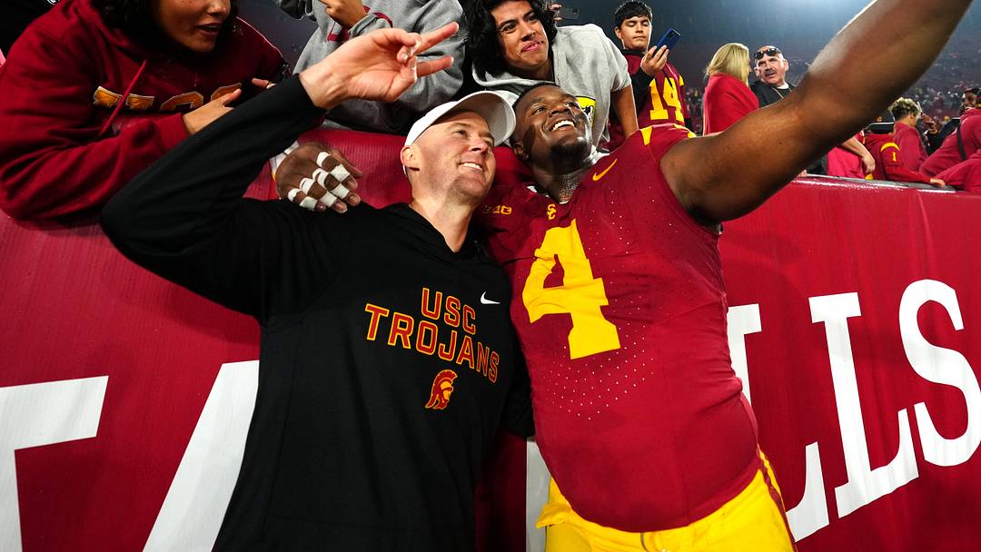 Nov 29, 2025; Los Angeles, California, USA; Southern California Trojans head coach Lincoln Riley (right) and defensive tackle Jahkeem Stewart (4) pose with fans after the game against the UCLA Bruins at United Airlines Field at Los Angeles Memorial Coliseum. Mandatory Credit: Kirby Lee-Imagn Images Nov 29, 2025; Los Angeles, California, USA; Southern California Trojans head coach Lincoln Riley (right) and defensive tackle Jahkeem Stewart (4) pose with fans after the game against the UCLA Bruins at United Airlines Field at Los Angeles Memorial Coliseum. Mandatory Credit: Kirby Lee-Imagn Images