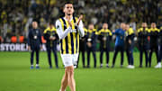 Umut Nayir tribünleri selamlıyor.