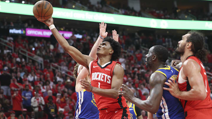 Amen Thompson shoots a layup