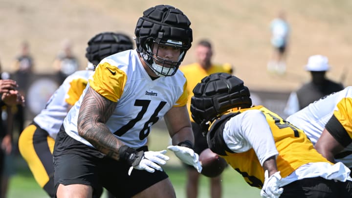 Pittsburgh Steelers offensive tackle Troy Fautanu (76)