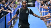 Raheem Sterling, Chelsea taraftarıyla bir arada.