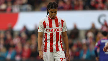 Jahmai Simpson-Pusey flog mit Rot vom Platz