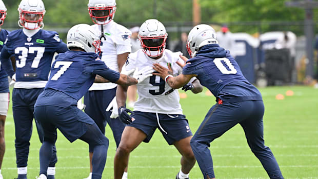 Wide receiver Kayshon Boutte (9) works with cornerback Carlton Davis III (7) and cornerback Christian Gonzalez