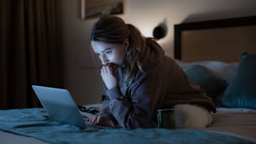 Apple Cider Vinegar. Kaitlyn Dever as Belle in Apple Cider Vinegar. Cr. Courtesy of Netflix © 2024