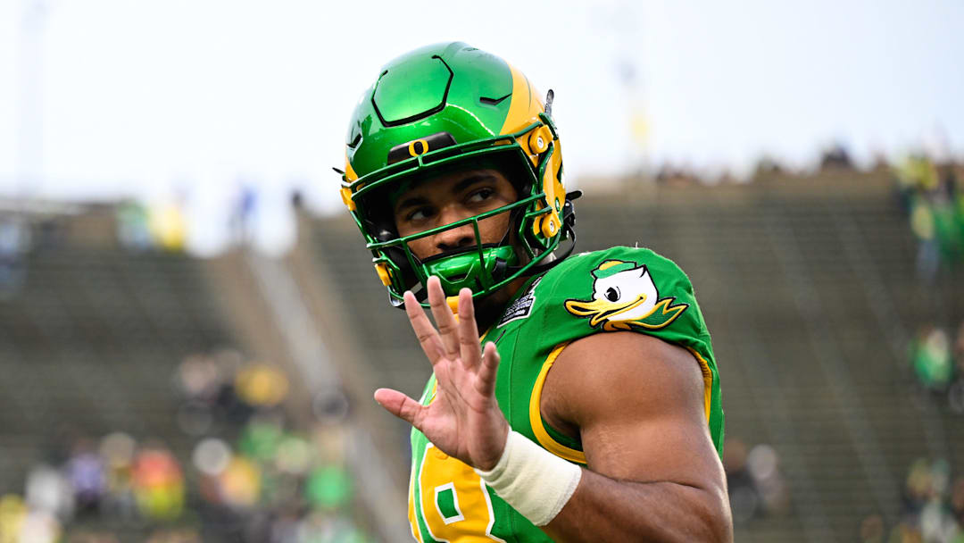 Oregon Ducks tight end Kenyon Sadiq (18) looks on before the game against the James Madison Dukes 