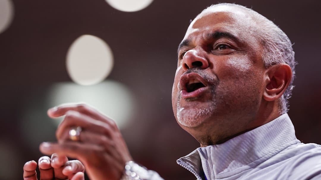 Kansas State Wildcats head coach Jerome Tang coaches against the Houston Cougars  in the first half at Fertitta Center.