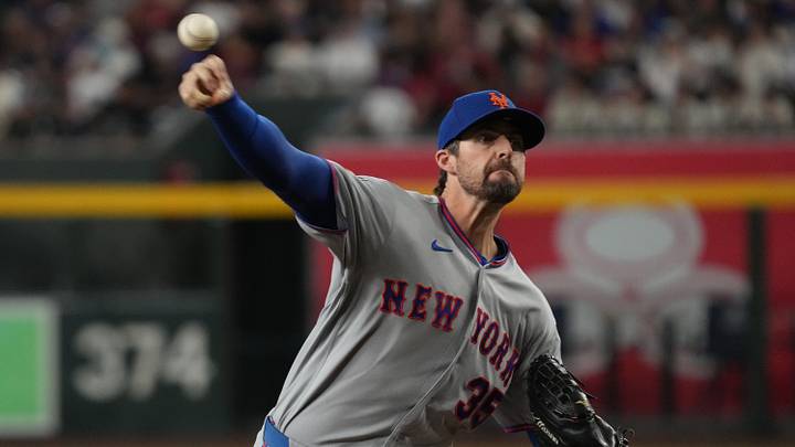 May 9, 2026; Phoenix, Arizona, USA; New York Mets pitcher Clay Holmes (35) throws against the Arizona Diamondbacks in the first inning at Chase Field. Mandatory Credit: Rick Scuteri-Imagn Images