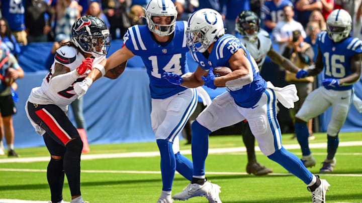 Indianapolis Colts running back Jonathan Taylor (28) runs ball into the end zone for a touchdown.