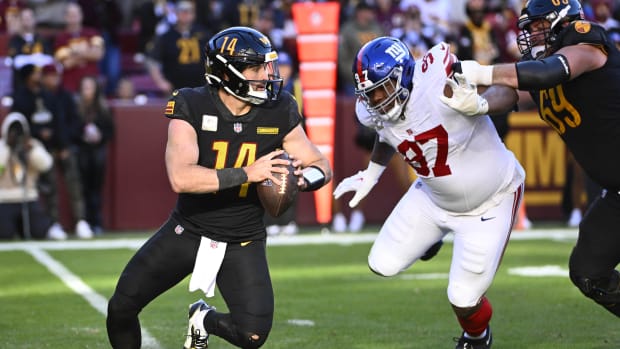 Washington Commanders quarterback Sam Howell (14) is pressured by New York Giants defensive tackle Dexter Lawrence II 