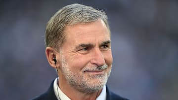 Stefan Kuntz am Seitenrand. Durch den Aufsteig darf er sich über stattliche Mehreinnahmen freuen.