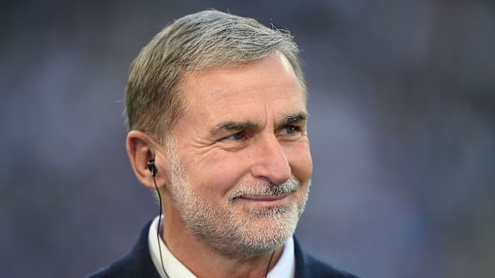 Stefan Kuntz am Seitenrand. Durch den Aufsteig darf er sich über stattliche Mehreinnahmen freuen. Stefan Kuntz am Seitenrand. Durch den Aufsteig darf er sich über stattliche Mehreinnahmen freuen.
