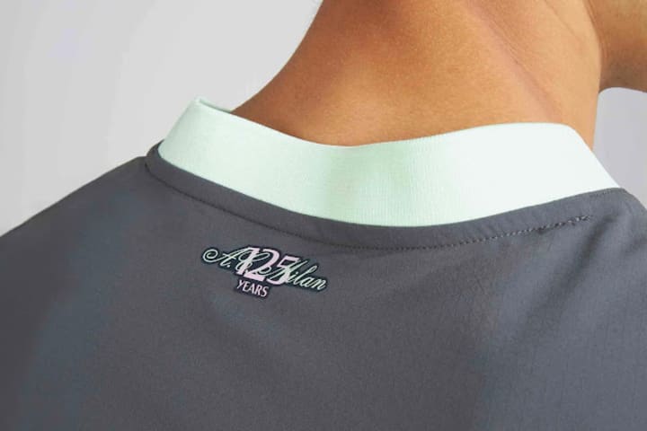 Ce nouveau maillot reflète l'élégance et la tradition du club milanais. 