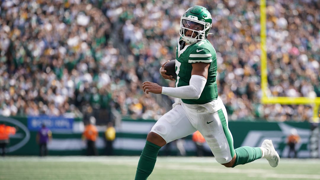 NY Jets quarterback Justin Fields