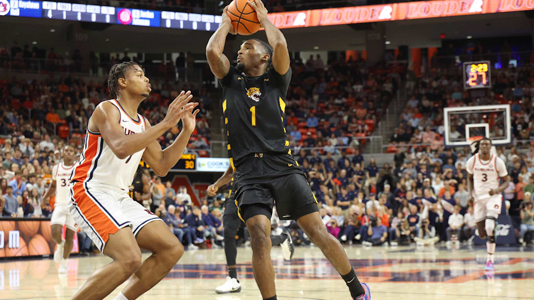  Bethune-Cookman Wildcats guard Arterio Morris (1) shoots over Auburn Tigers guard Keyshawn Hall (7) 