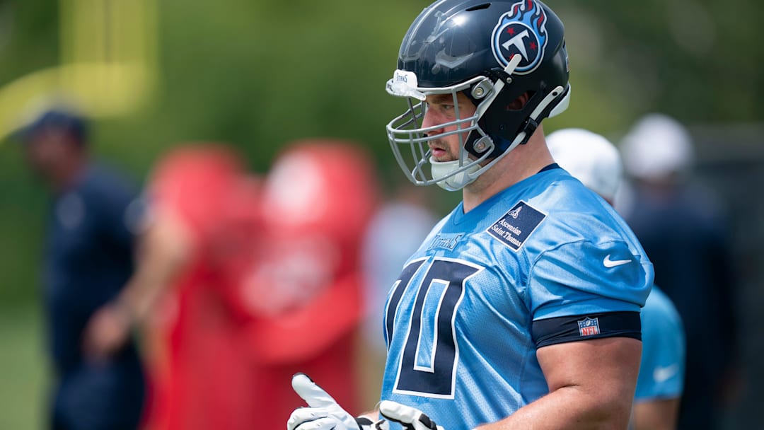 Kevin Zeitler goes through drills during mandatory Titans Minicamp.