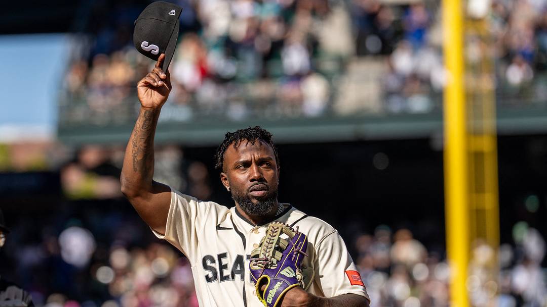 Seattle Mariners left fielder Randy Arozarena  acknowledges the crowd as he walks off the field  Credit: Stephen Brashear-Imagn Images