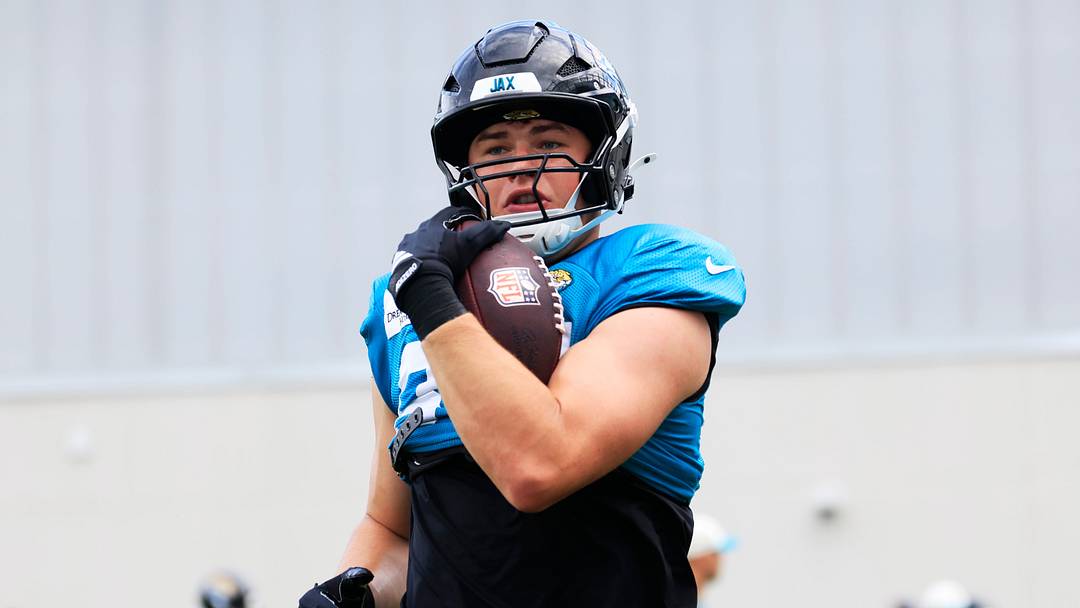Jacksonville Jaguars tight end Nate Boerkircher (87) runs the ball during the fifth day of NFL training camp at the Miller Electric Center on Monday, Aug. 3, 2026, in Jacksonville, Fla. Today marked the first full‑pads practice. [Corey Perrine/Florida Times-Union]