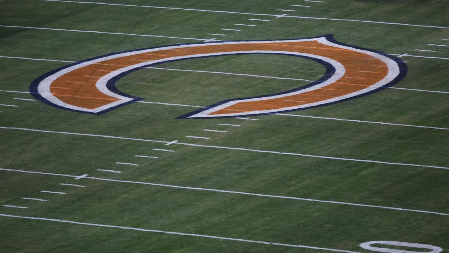 Vikings' Kevin O'Connell reacts to questions over Soldier Field turf