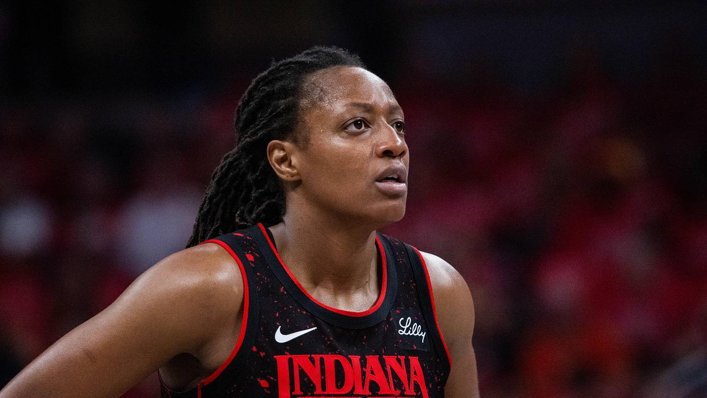 Kelsey Mitchell half außerhalb des Spielfelds bei offensichtlicher ...