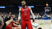 Aunque firmó con los Wizards semanas atrás, no se descarta que Jonas Valanciunas sea cambiado a los Lakers en la próxima temporada