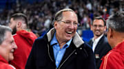 John Textor retrouve le sourire après l'annonce de l'UEFA. 