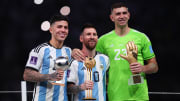 Emiliano Martinez mit Lionel Messi und Enzo Fernandez