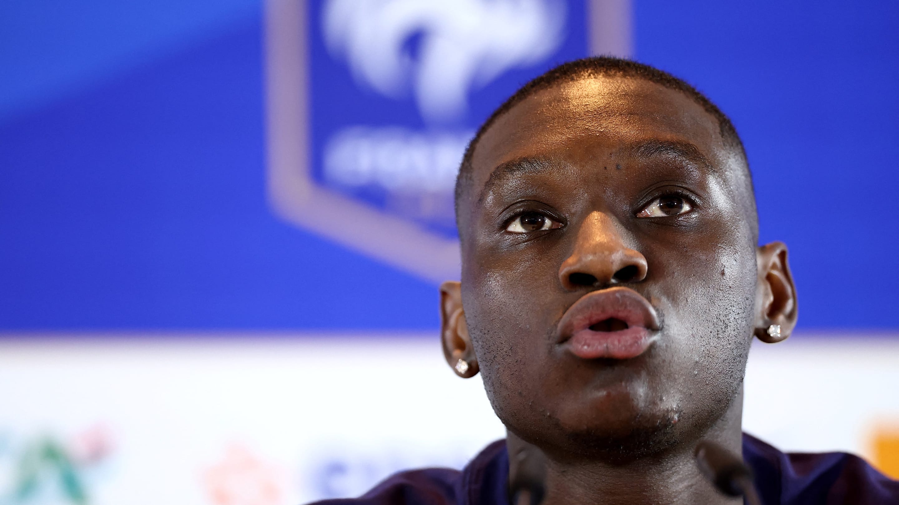 Equipe de France : Randal Kolo Muani a essayé le masque de Kylian Mbappé et rend son verdict