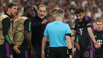 Thomas Tuchel, entrenador del Bayern Munich, y sus jugadores, protestando ante el juez de línea tras la anulación de la polémica jugada