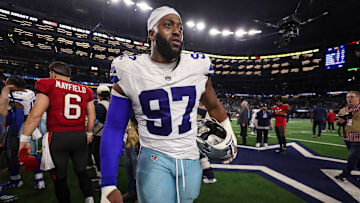 Osa Odighizuwa firmó extensión con los Cowboys 