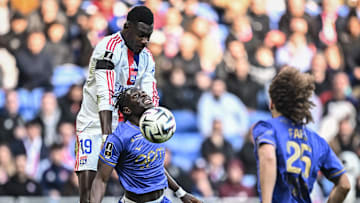 Moussa Niakhaté en colère contre l'arbitre de OL - AS Monaco. Moussa Niakhaté en colère contre l'arbitre de OL - AS Monaco.