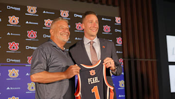 Sep 24, 2025; Auburn, AL, USA;  Auburn Tigers head basketball coach Steven Pearl and his father, former head coach Bruce Pearl, at his introductory news conference on Wednesday.  Mandatory Credit: John Reed-Imagn Images