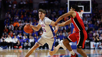 Jan 25, 2025; Gainesville, Florida, USA; Florida Gators forward Alex Condon (21) drives to the basket while Georgia Bulldogs guard Jordyn Kee (4) defends during the second half at Exactech Arena at the Stephen C. O'Connell Center. Mandatory Credit: Matt Pendleton-Imagn Images