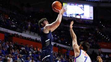 North Florida Ospreys forward Liam Murphy (7) shoots over Florida Gators guard Urban Klavzar (7)