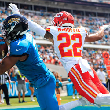 Jacksonville Jaguars wide receiver Zay Jones (7) catches a pass but can   t get his second foot