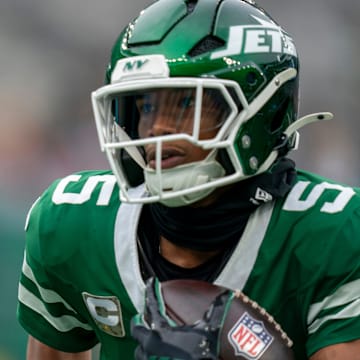 New York Jets wide receiver Garrett Wilson (5) warms upon before an NFL Week 10 game between the New York Jets and the Cleveland Browns at MetLife Stadium on Sunday, Nov. 9, 2025.