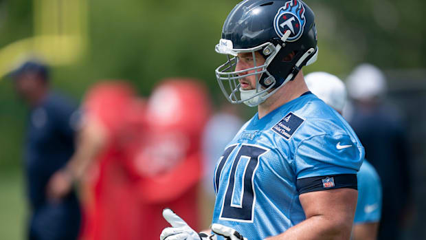 Tennessee Titans guard Kevin Zeitler (70) goes through drills during mandatory minicamp