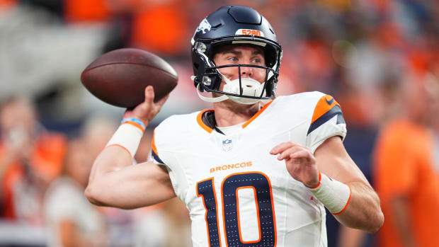  Denver Broncos quarterback Bo Nix warms up in the first quarter against the Green Bay Packers