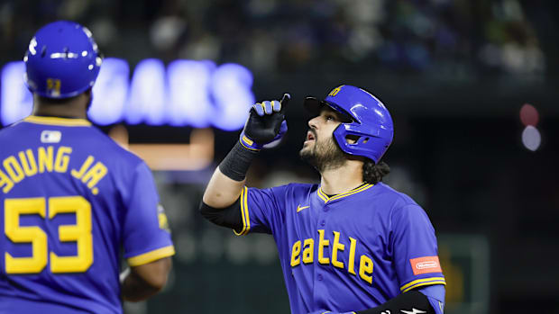 Seattle Mariners infielder Eugenio Suáre