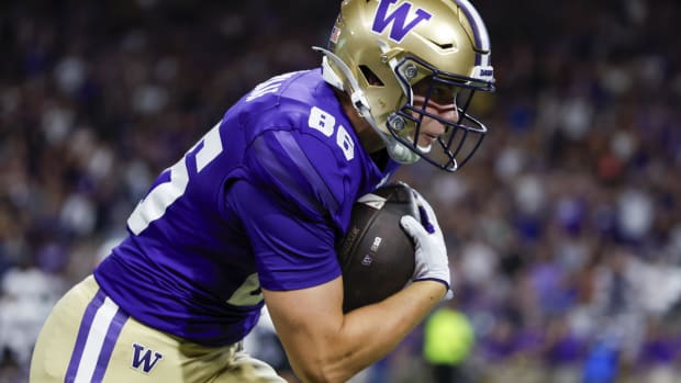 Huskies freshman tight end Decker DeGraaf (86) catches a touchdown pass against Weber State in the second quarter.