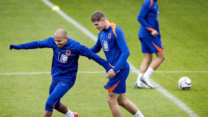 Donyell Malen and Micky van de Ven in Netherlands training 